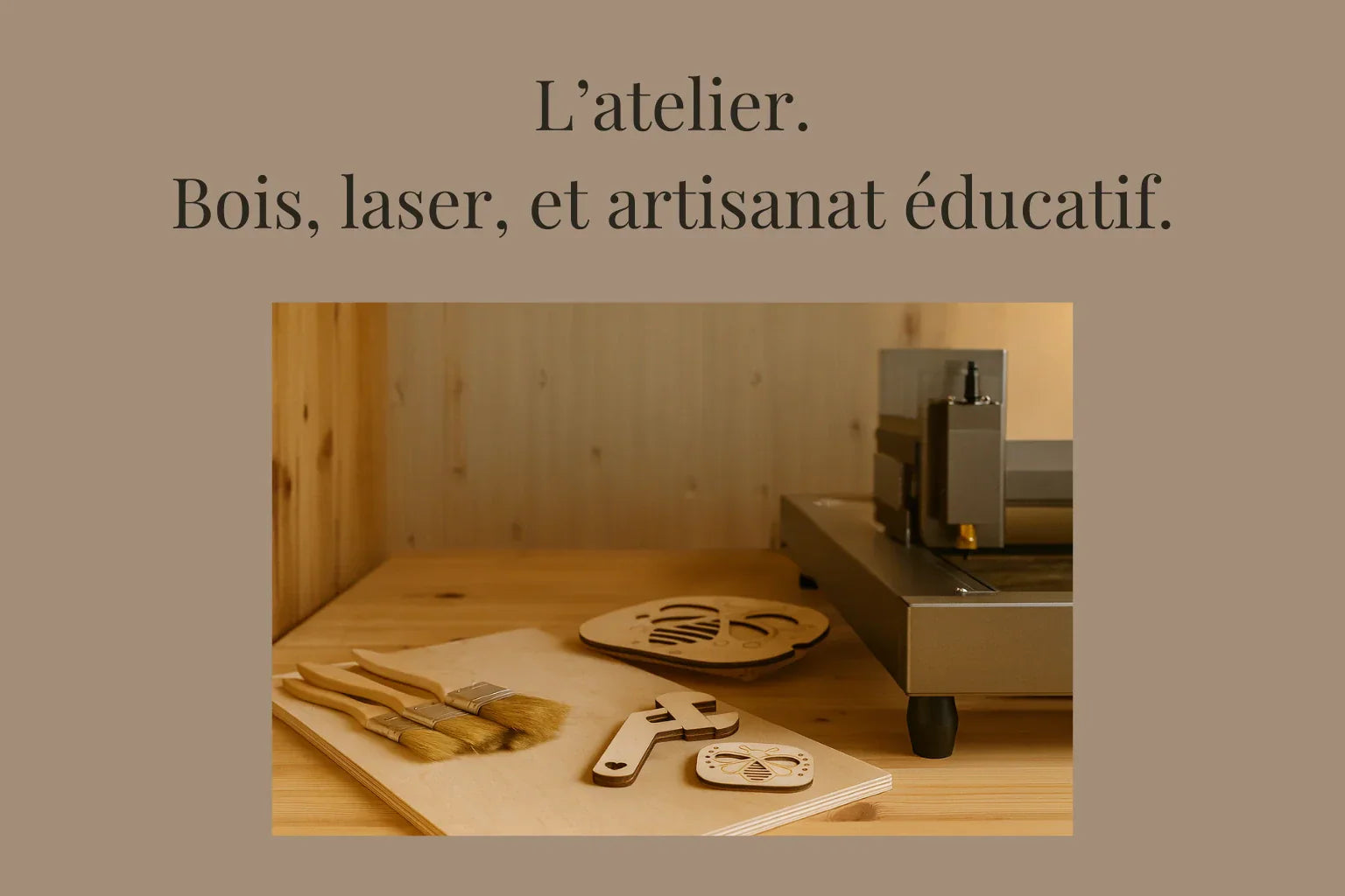 Atelier de fabrication Les Idées de Liloumilla avec outils, bois brut et machine laser pour la création de supports pédagogiques artisanaux.