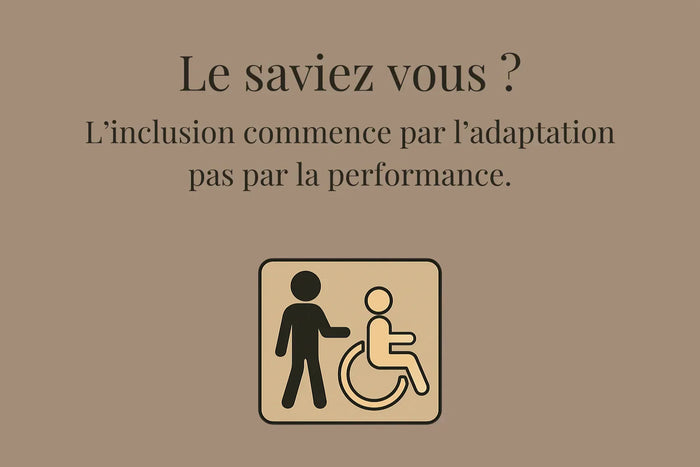 Visuel premium expliquant que l’inclusion commence par l’adaptation de l’environnement et non par la performance de l’enfant.