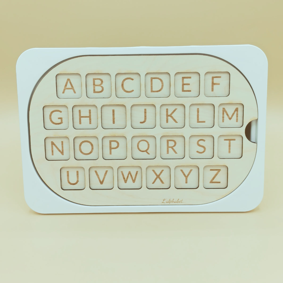 Utilisation de l’Insert apprentissage Alphabet dans un cadre pédagogique, fait main France.