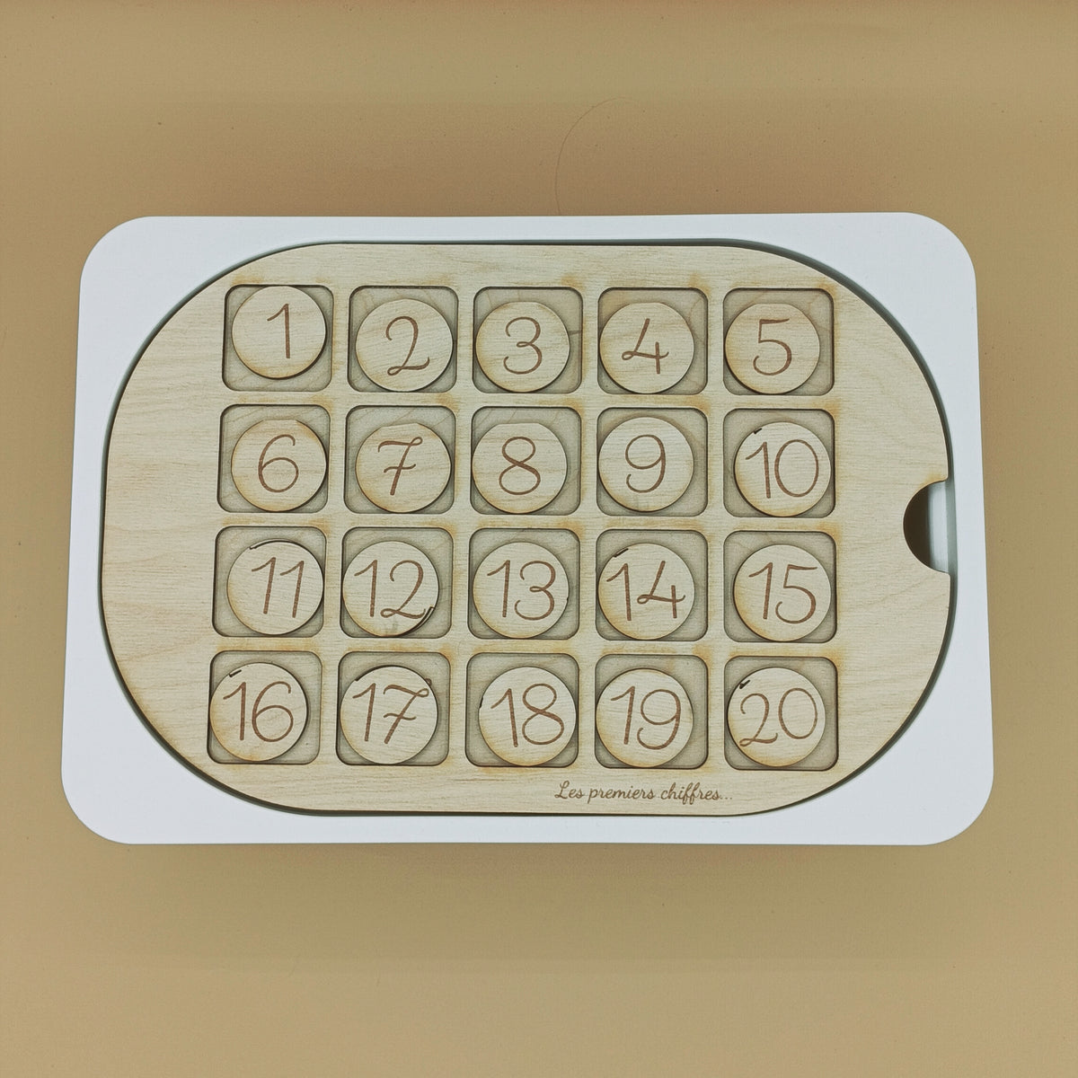 Enfant manipulant l’Insert apprentissage Chiffres, apprentissage inclusif et ludique.