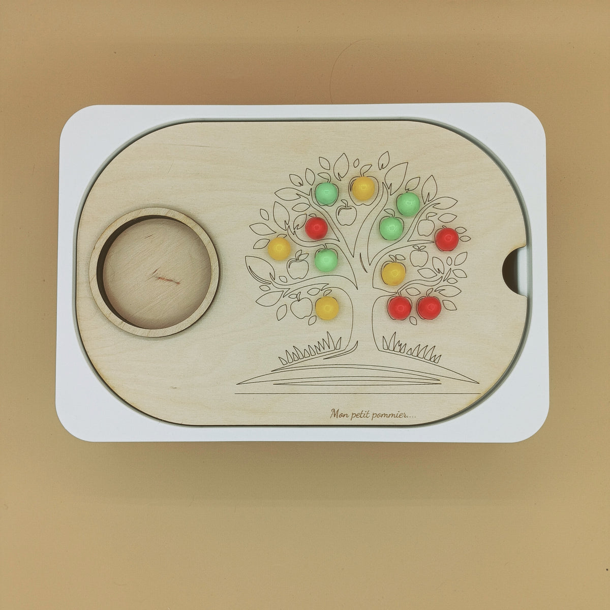 Activité motricité fine avec l’Insert apprentissage Pommier – outil éducatif fait main.