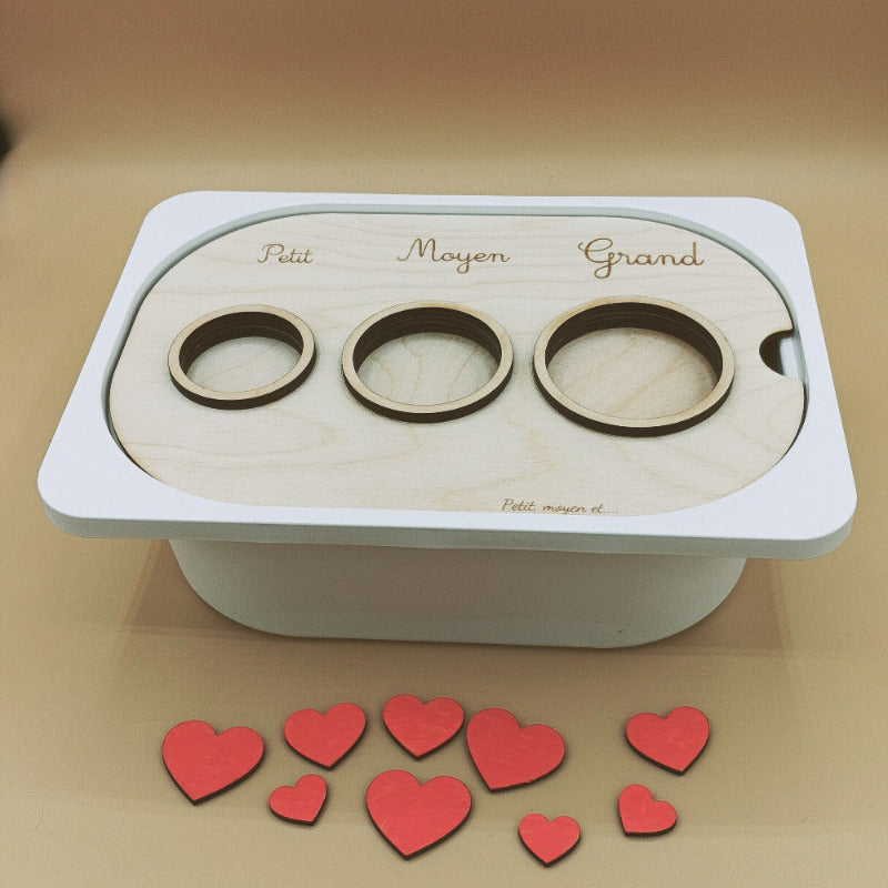 Utilisation de l’Insert apprentissage taille dans un environnement Montessori, fait main France.