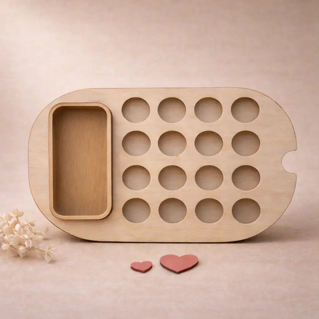 Insert de motricité fine en bois avec emplacements circulaires et jetons colorés, activité éducative structurée type task box compatible bac Trofast