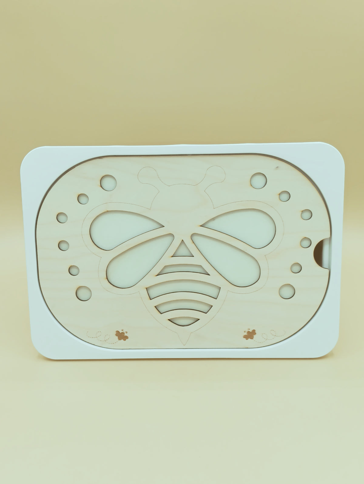 Détail de l’Insert sensoriel Abeille, activité de transvasement et motricité fine.