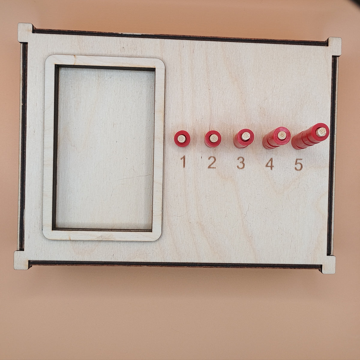 Enfant manipulant la Task Box 1 2 3 4 5 éducative, apprentissage ludique et inclusif.