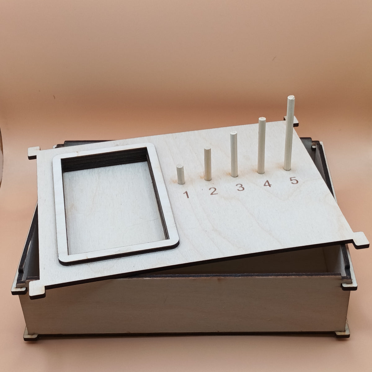 Utilisation pédagogique de la Task Box 1 2 3 4 5, activité sensorielle et créative pour enfants.