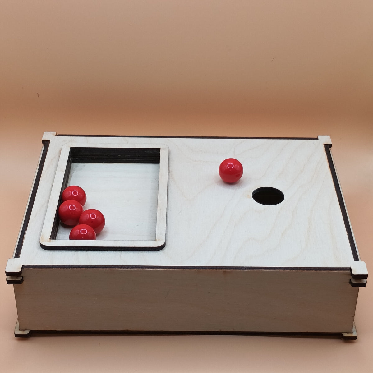 Détail de la Task Box Bille artisanale, activité motricité fine.