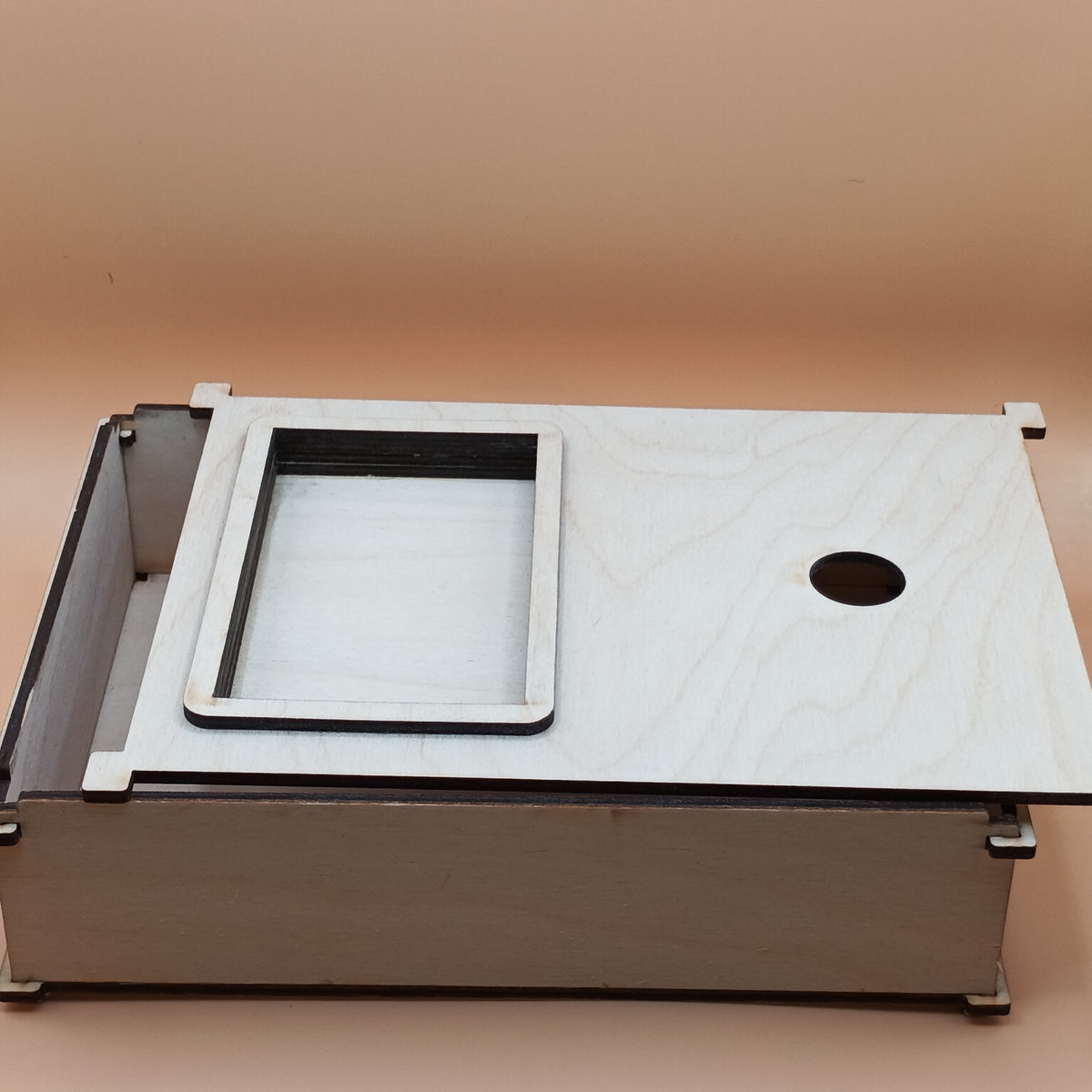 Activité de coordination œil-main avec la Task Box Bille – outil inclusif.