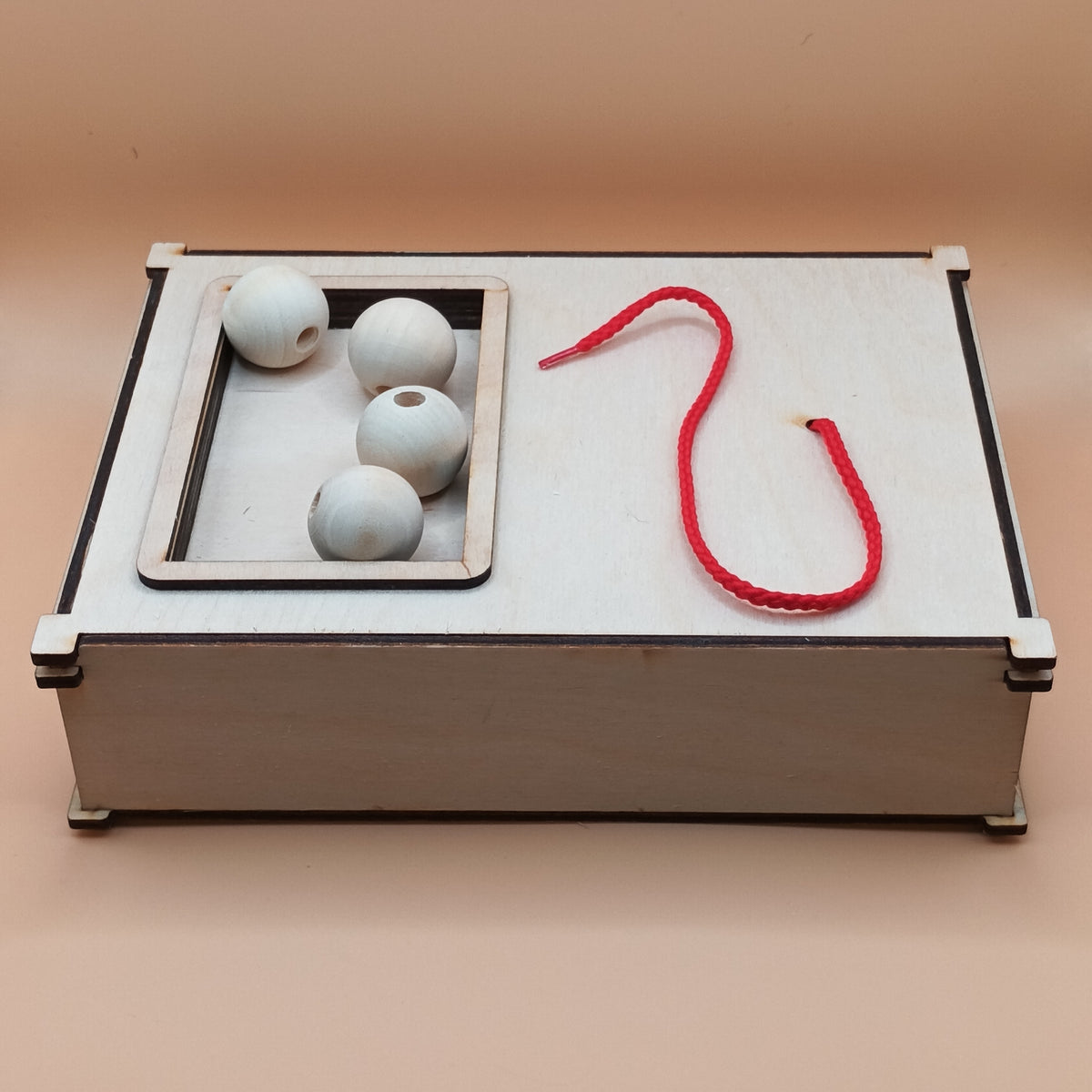 Détail de la Task Box Enfilage, jeu d’enfilage sensoriel pour enfants.