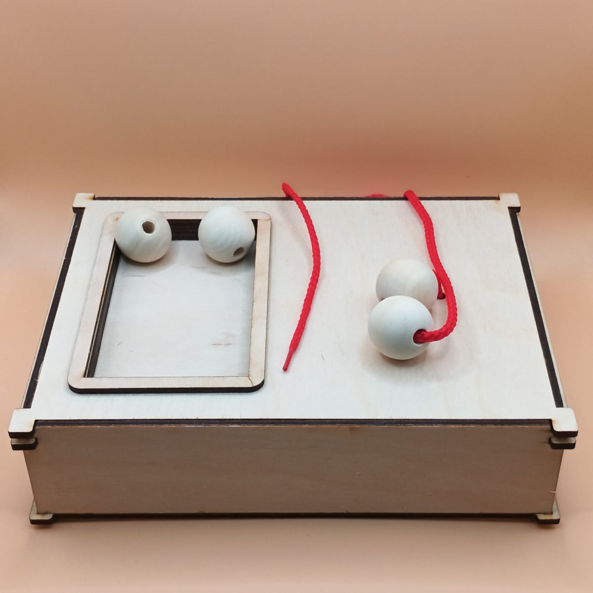 Task Box Enfilage artisanale – Les idées de Liloumilla, activité éducative faite main en France.