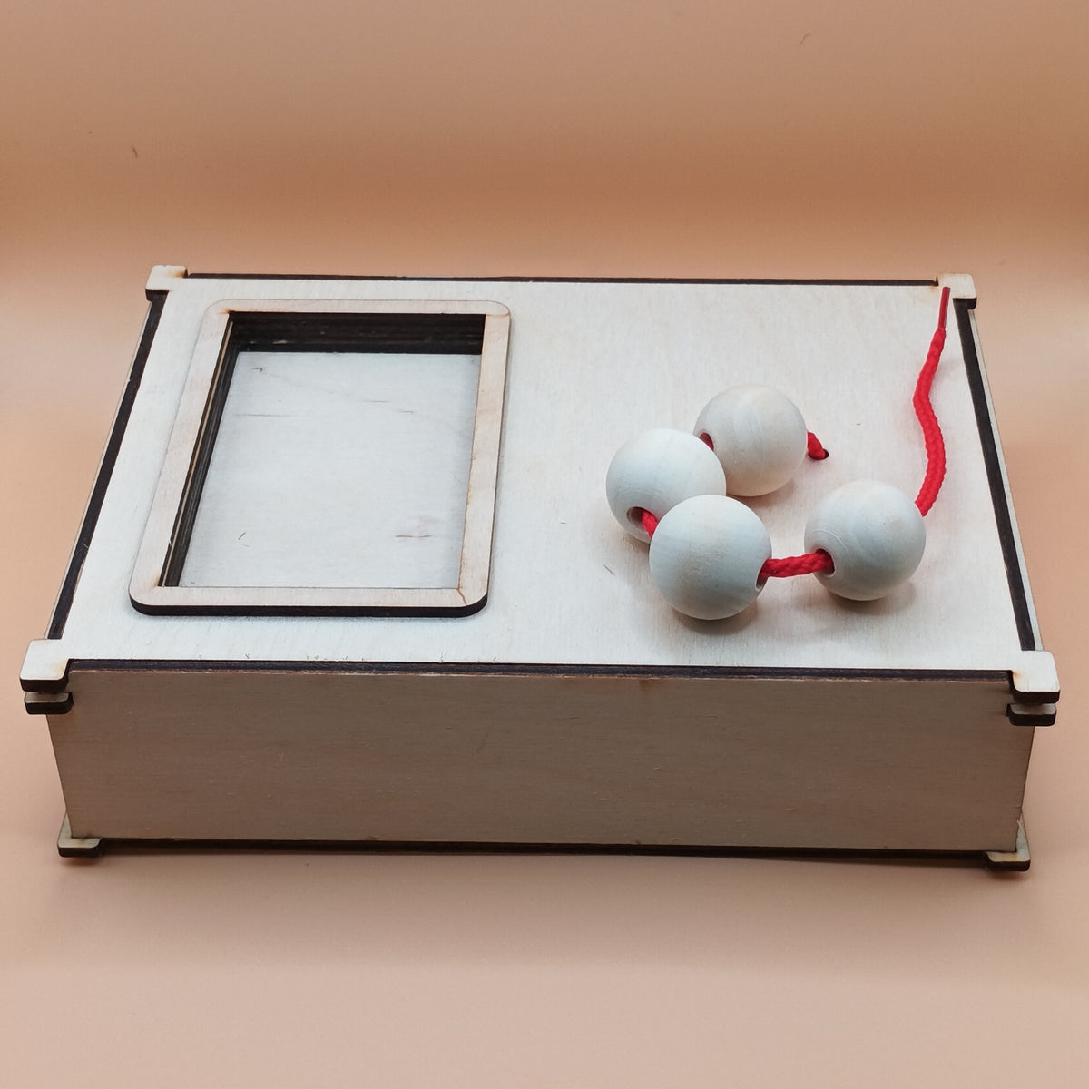 Enfant manipulant la Task Box Enfilage, apprentissage ludique et inclusif.