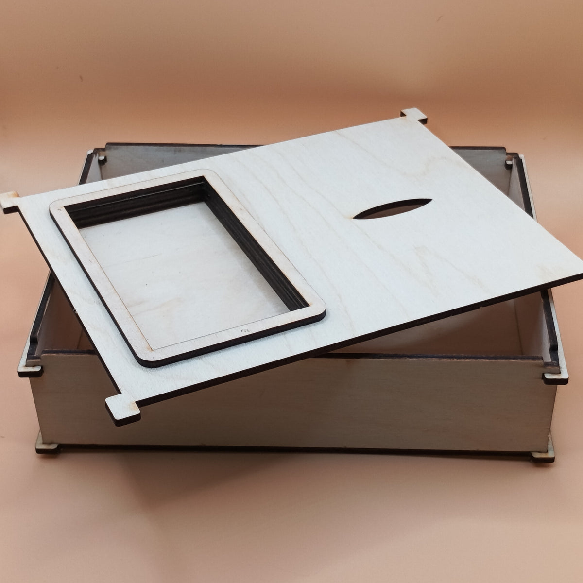 Task Box épurée et artisanale, activité ludique. Rangement box.