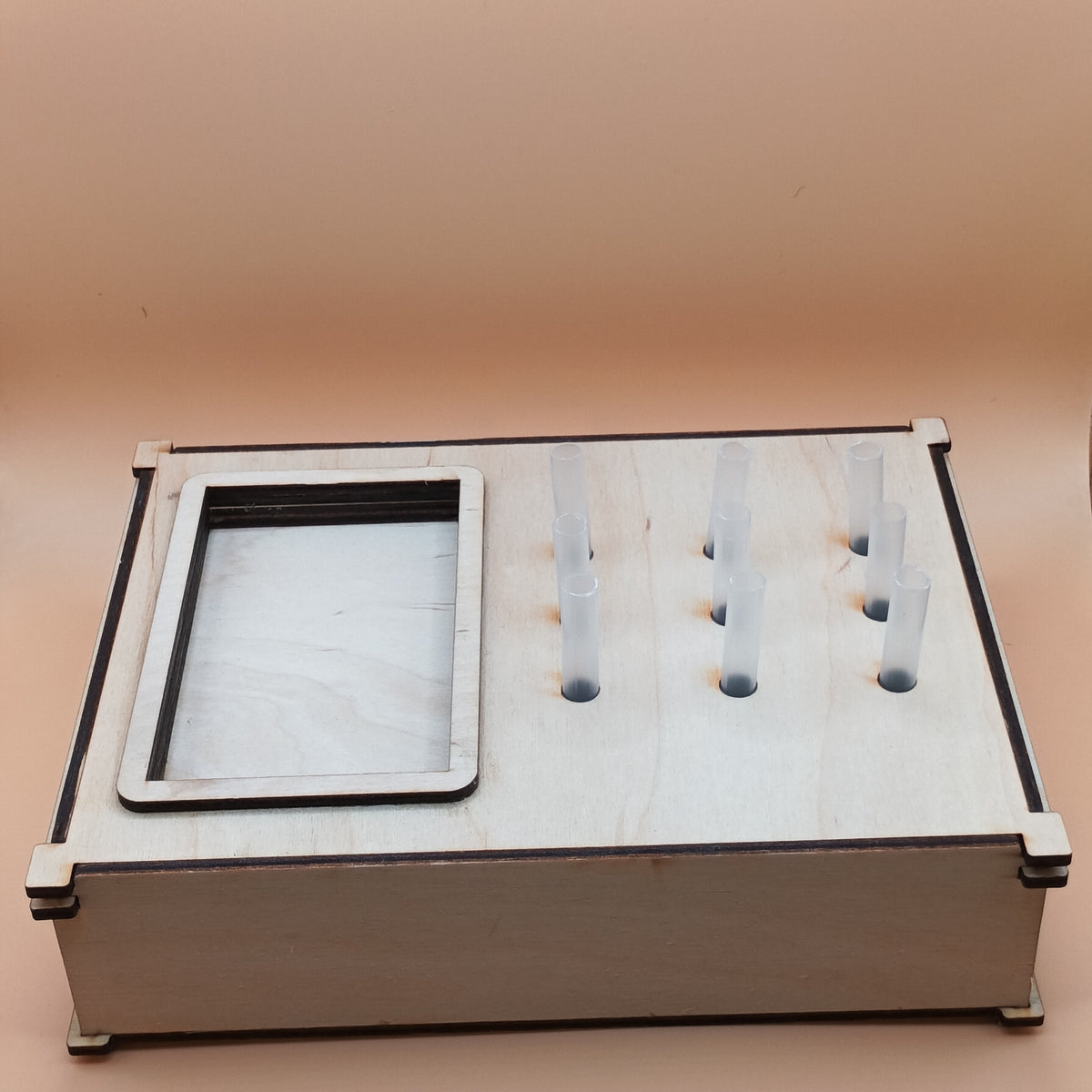 Détail de la Task Box Pailles, jeu d’enfilage et motricité fine