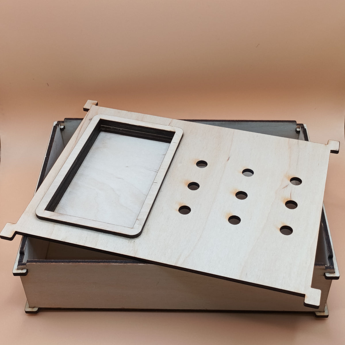 Activité de motricité fine avec la Task Box Pailles – outil éducatif fait main.