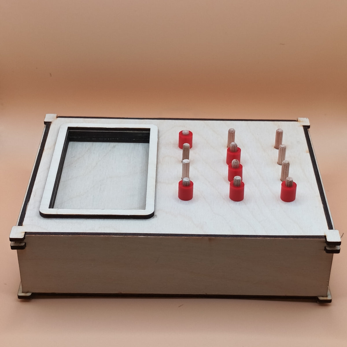 Détail de la Task Box Perles, activité enfilage et motricité fine.