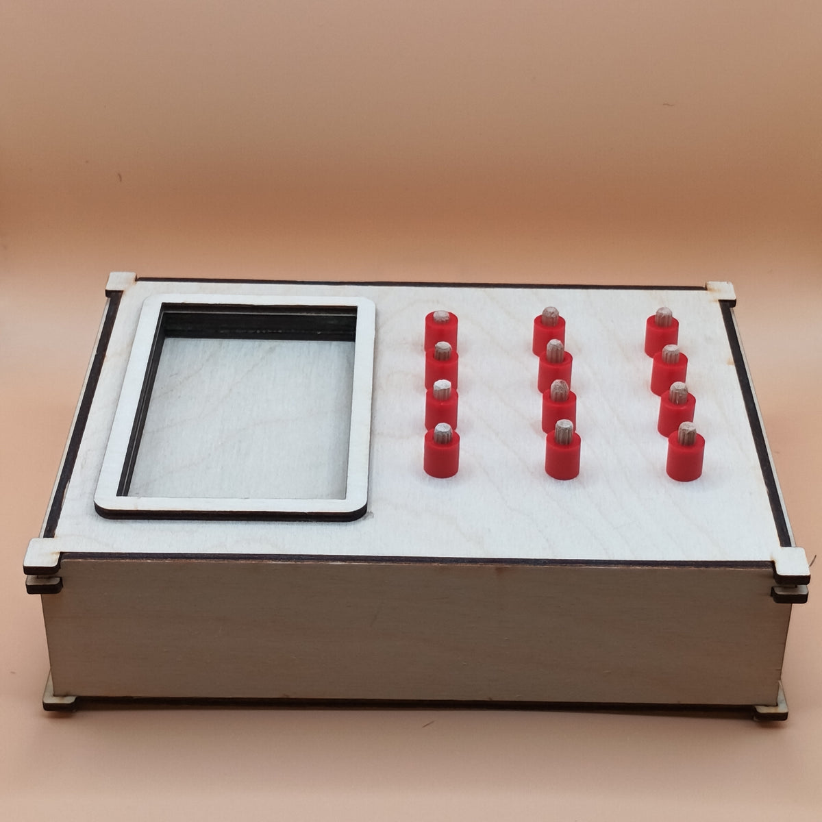 Enfant manipulant la Task Box Perles éducative, apprentissage ludique et inclusif.