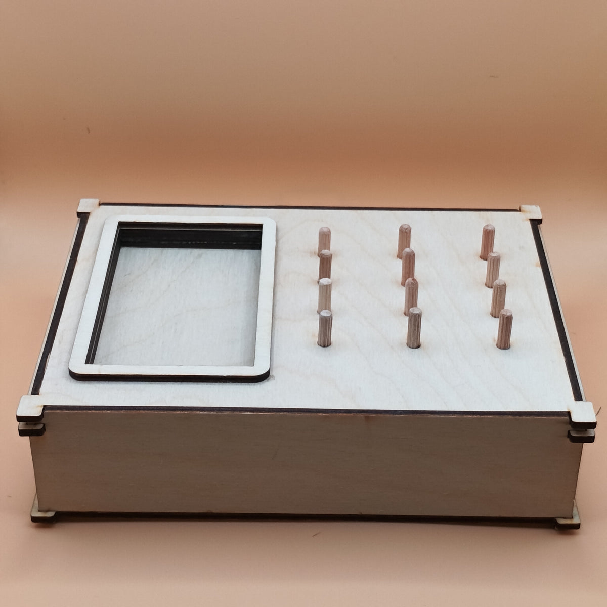 Activité motricité fine avec la Task Box Perles – outil éducatif fait main.