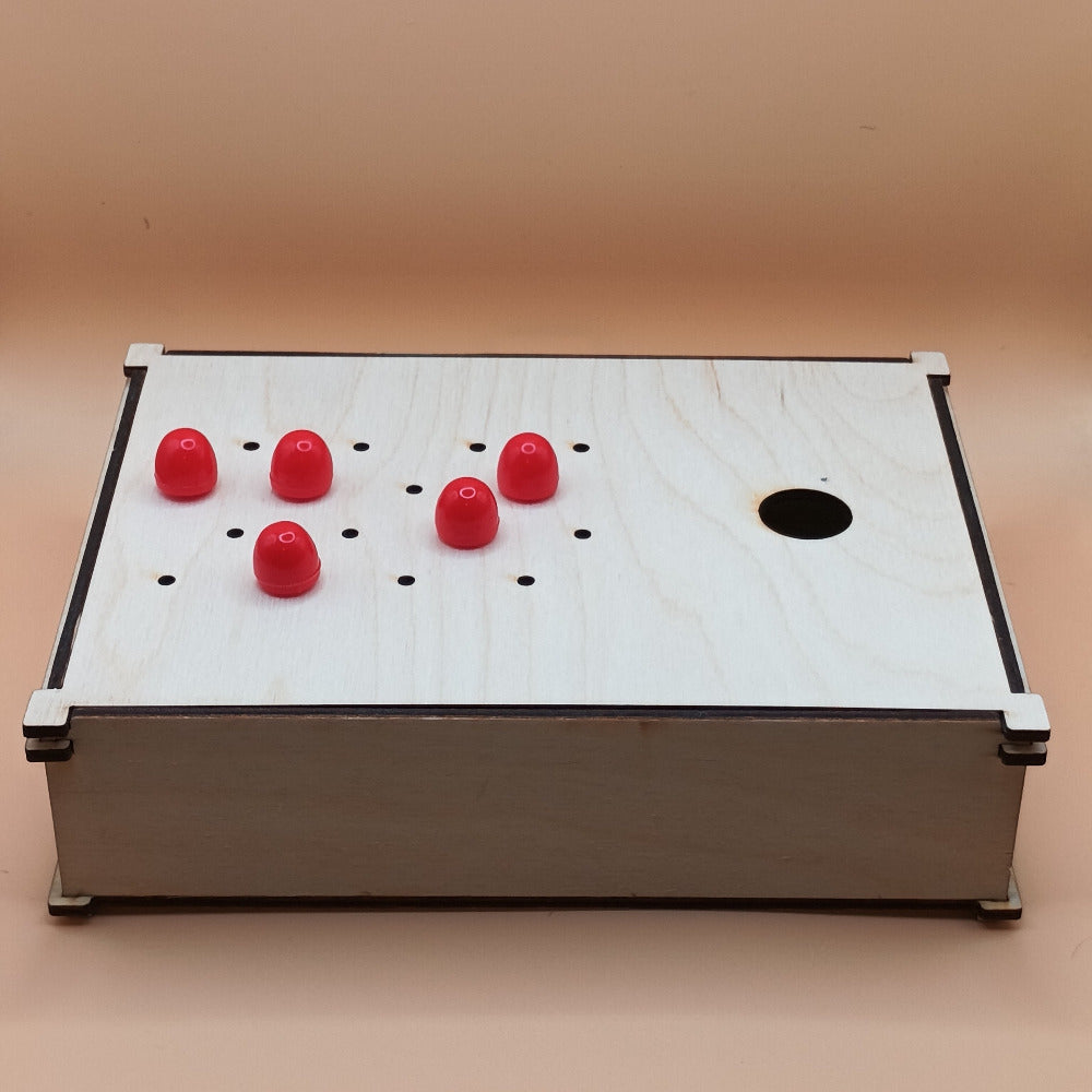 Enfant manipulant la Task Box Picots, apprentissage sensoriel et inclusif.