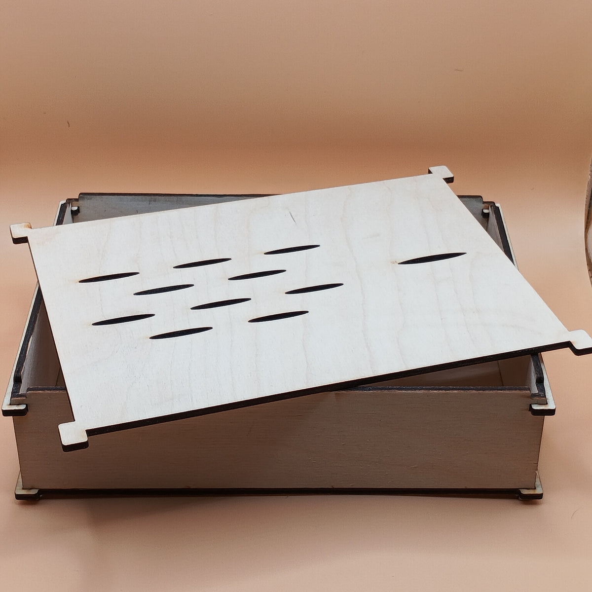 Enfant manipulant la Task Box Tirelire éducative inclusive