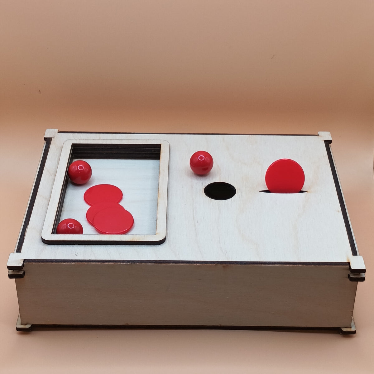 Enfant manipulant la Task Box Tri, activité ludique inclusive.