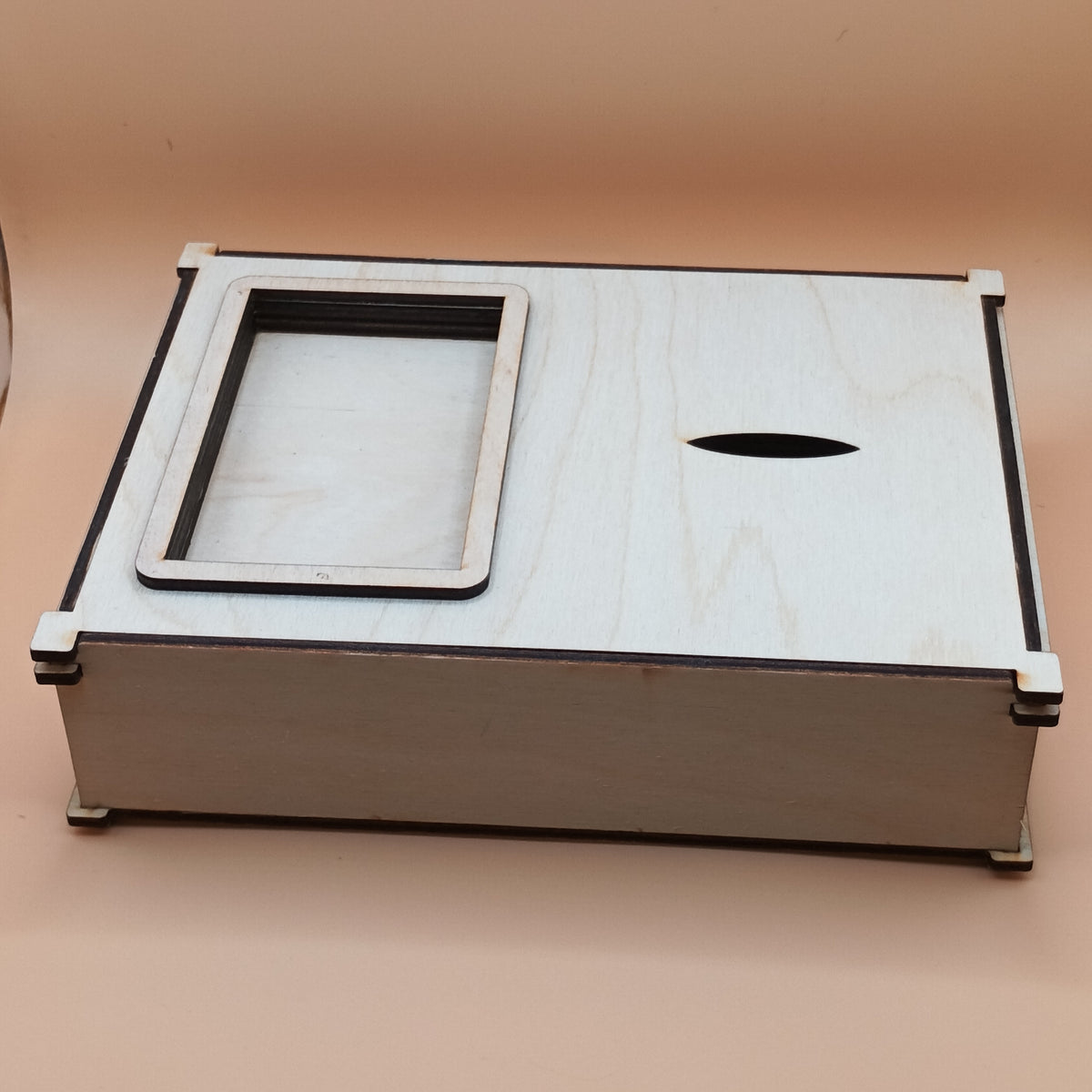 Task Box épurée et artisanale, activité ludique.